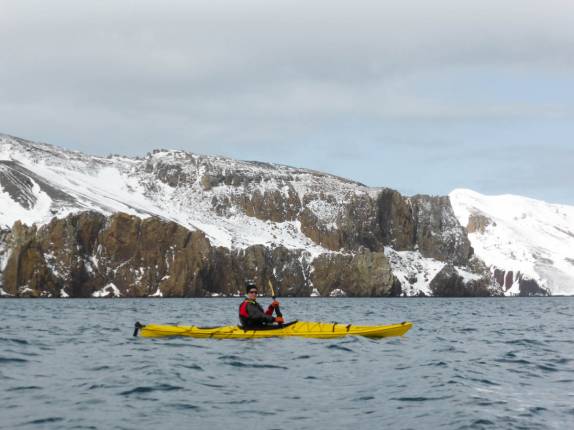Remando na antiga cratera de um vulcão, hoje a baía de Deception Island, na Antártida